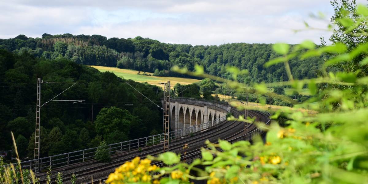 Blick vom Aussichtspunkt auf den Altenbekener Viadukt © Touristikzentrale Paderborner Land